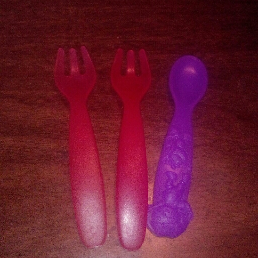 Kids eating sliver wear